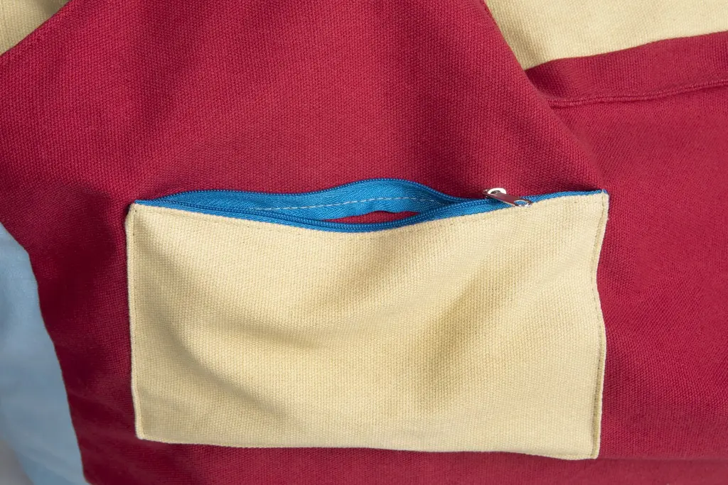 yoga bag zippered back pockets.webp